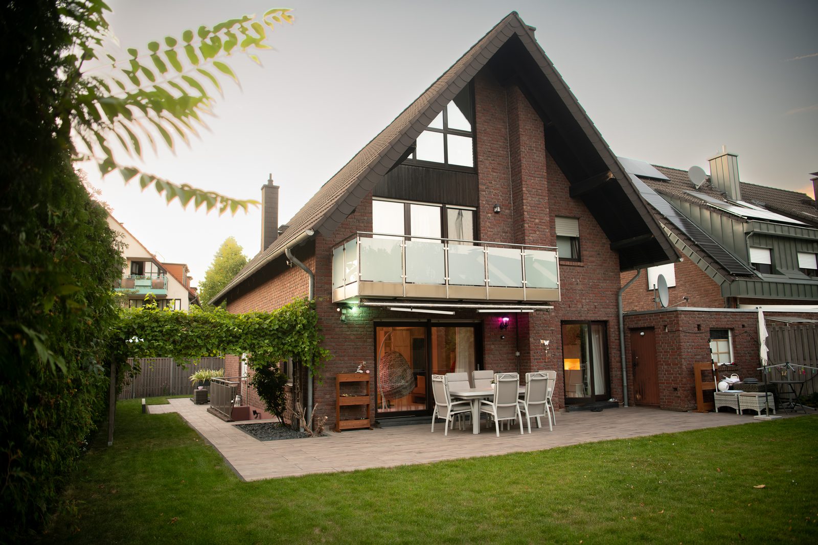 Deutsche Villa mit Smart-Beleuchtung in der Dämmerung